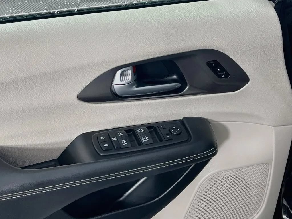 Used 2024 Chrysler Pacifica Touring-L FWD image 18