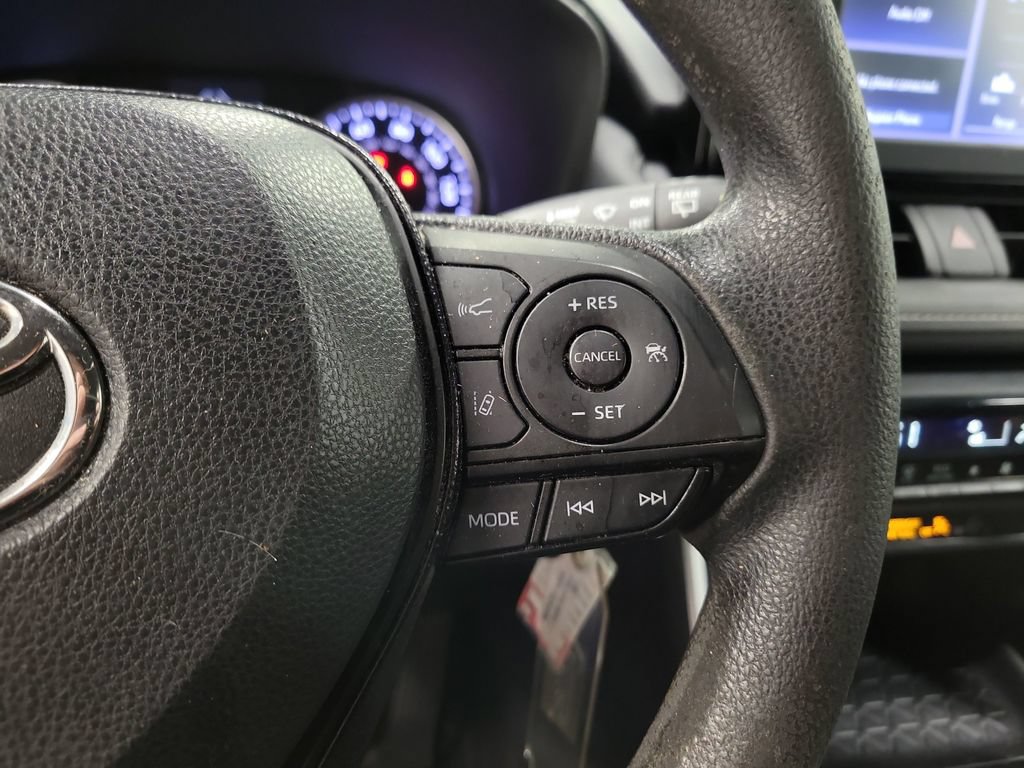 Used 2021 Toyota RAV4 LE AWD/4WD image 24