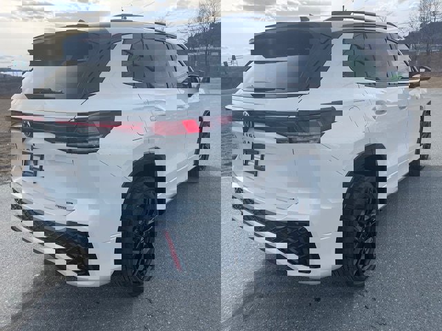 New 2025 Volkswagen Tiguan SE R-Line image 2