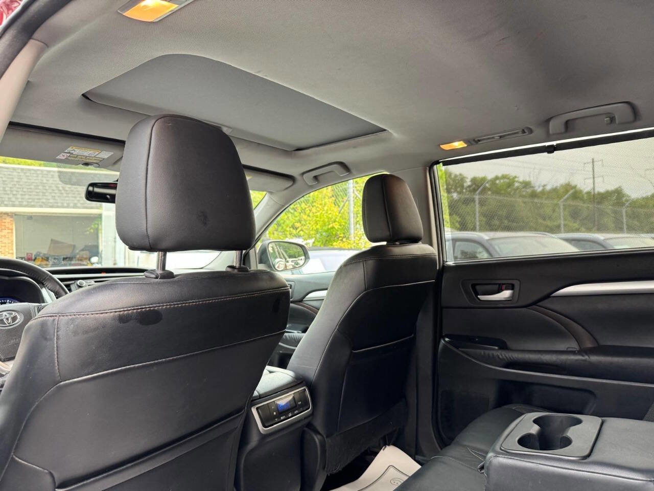 Used 2015 Toyota Highlander XLE image 32