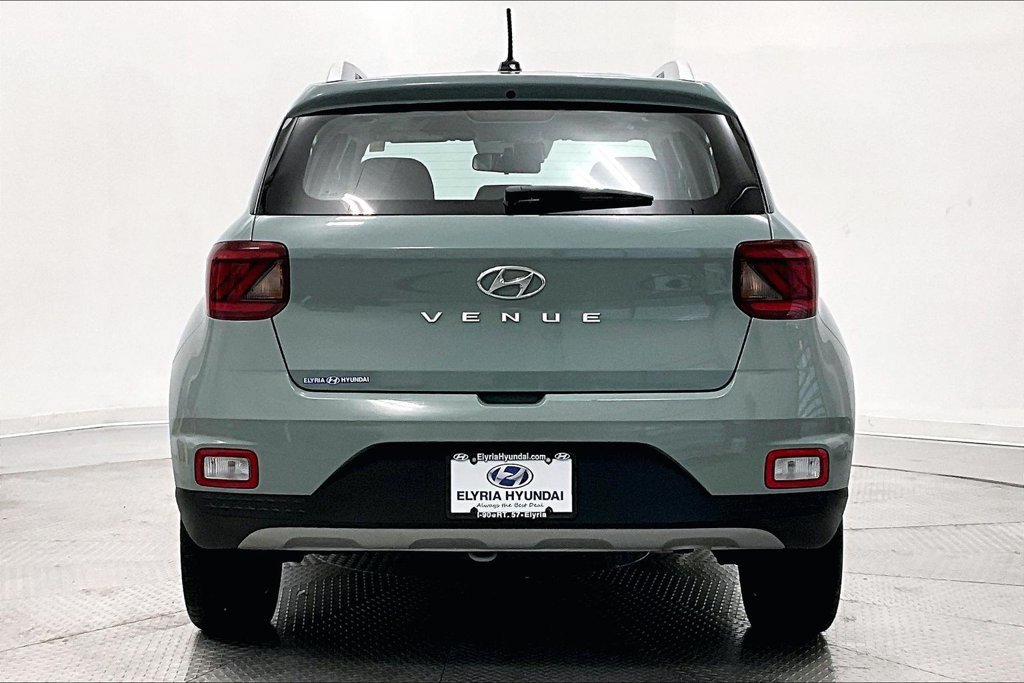 Used 2025 Hyundai Venue SEL FWD image 4