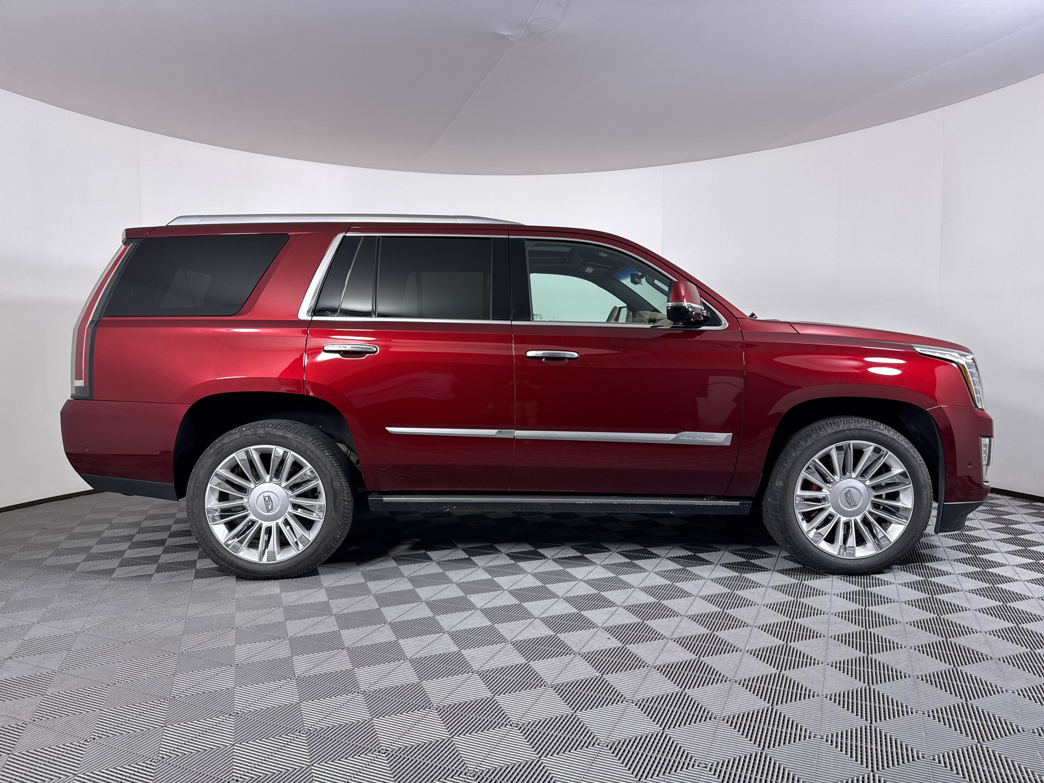 Used 2018 Cadillac Escalade Platinum AWD/4WD image 13