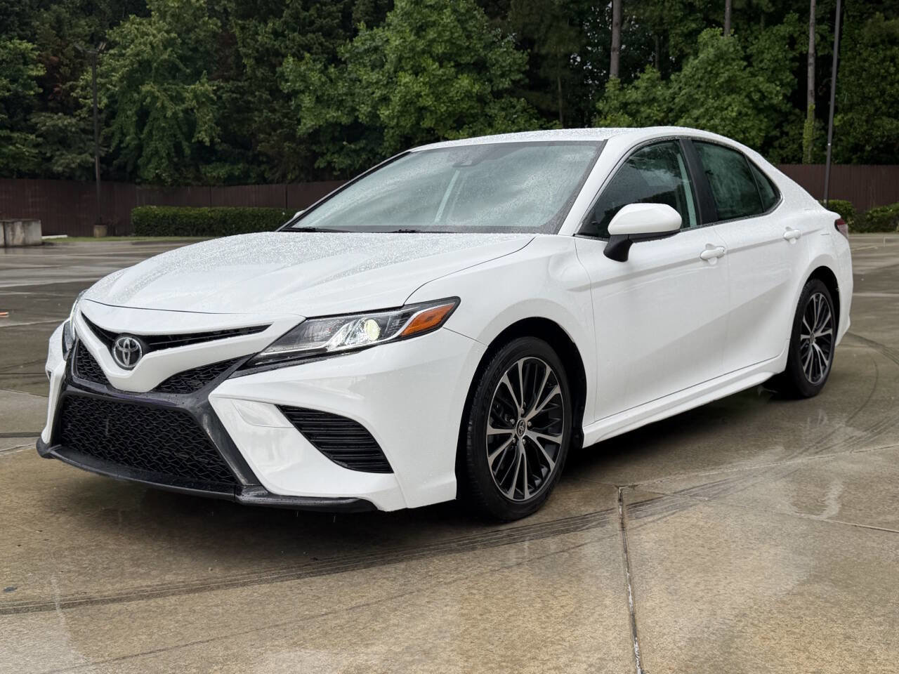 Used 2020 Toyota Camry SE FWD image 1