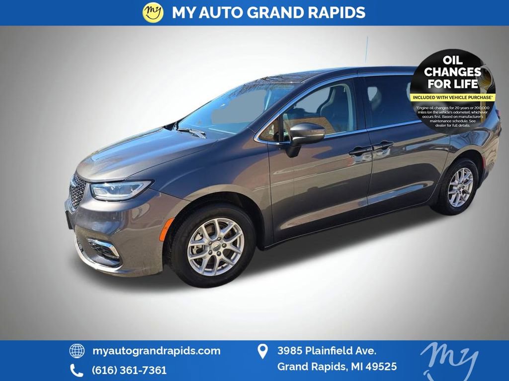 Used 2023 Chrysler Pacifica Touring-L image 3