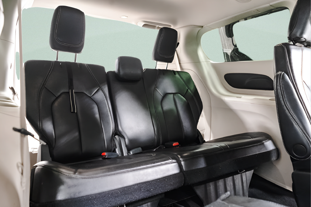 Used 2023 Chrysler Pacifica Touring-L FWD image 37