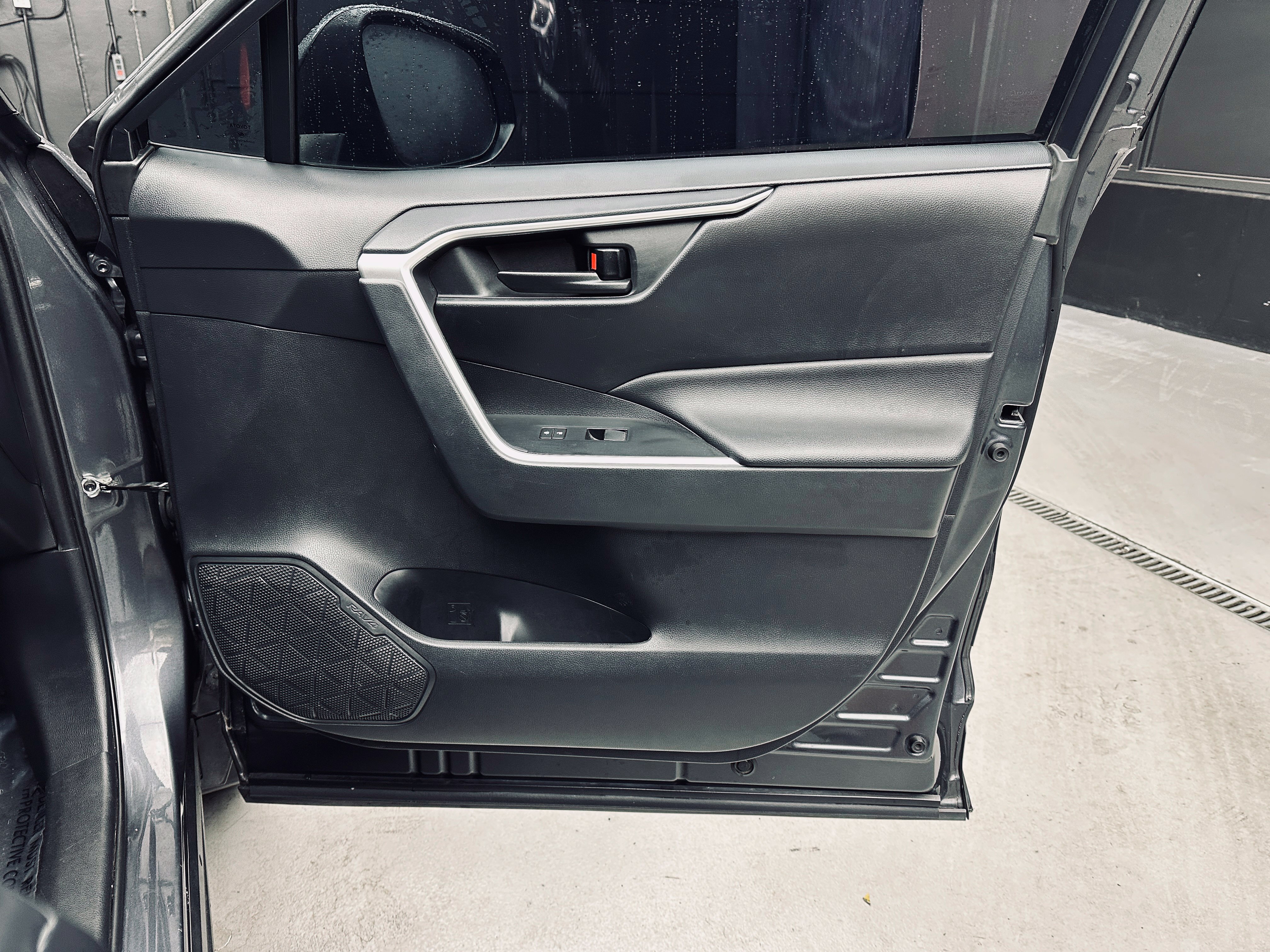Used 2019 Toyota RAV4 LE w/ Carpet Mat Package FWD image 22
