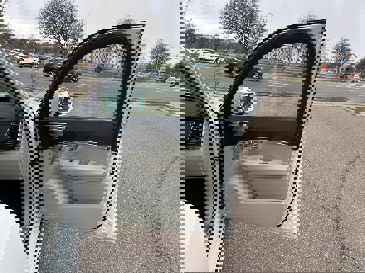 Used 2016 Volvo XC90 T6 Momentum w/ Momentum Plus Package image 26