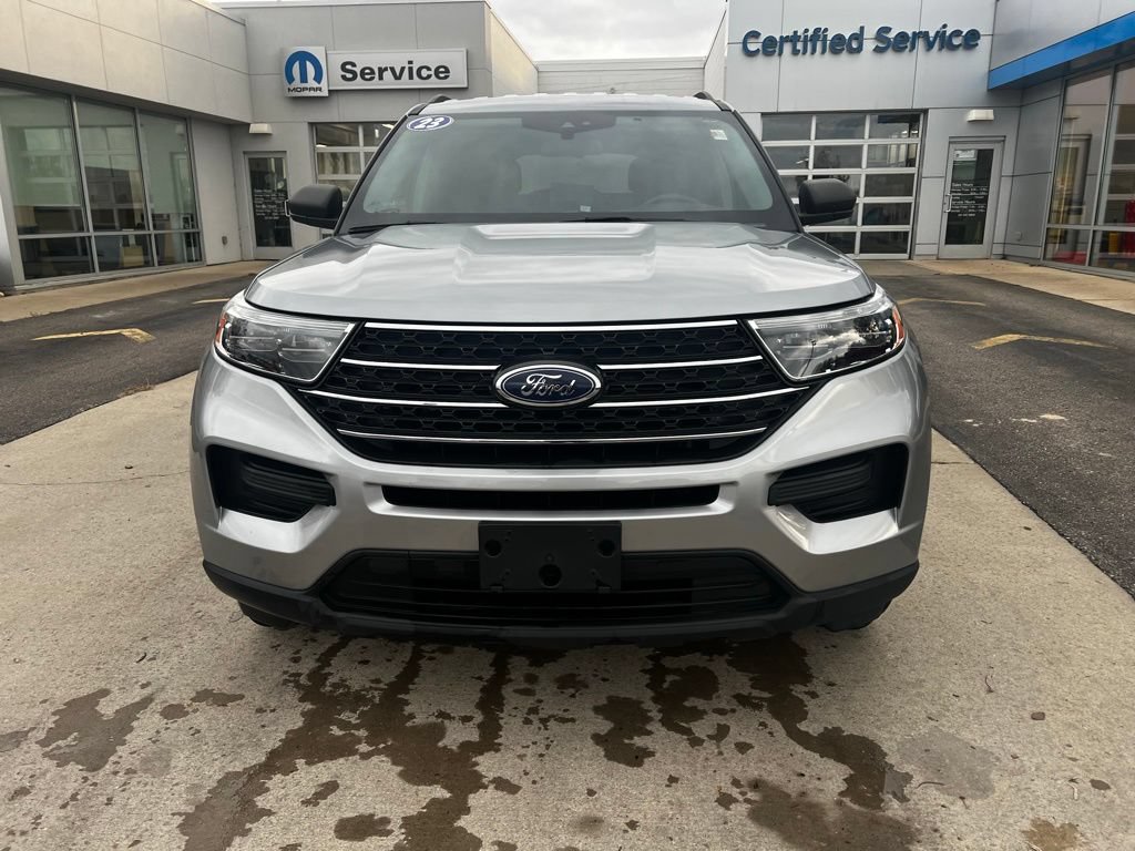 Used 2023 Ford Explorer XLT AWD/4WD image 2