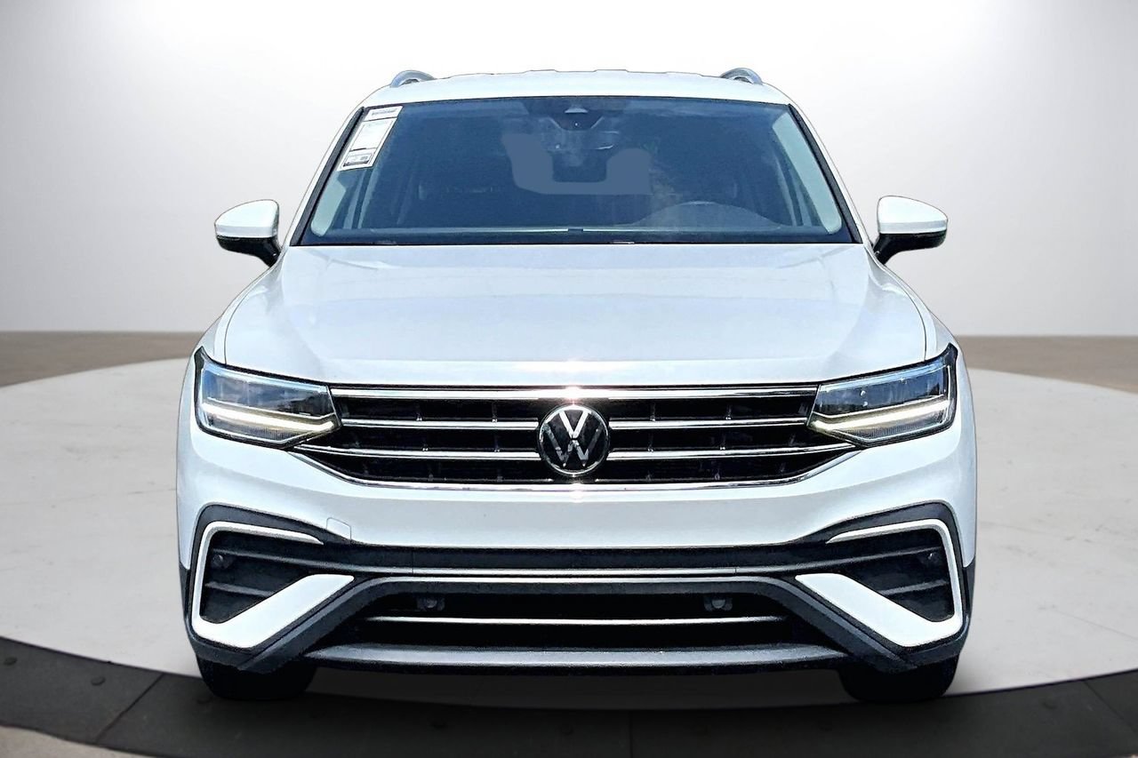 Used 2023 Volkswagen Tiguan SE AWD/4WD image 3