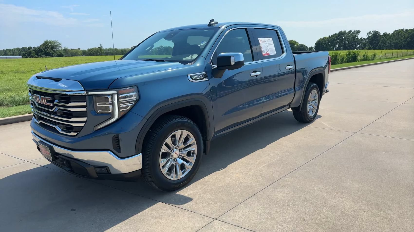 Used 2024 GMC Sierra 1500 SLT AWD/4WD image 4
