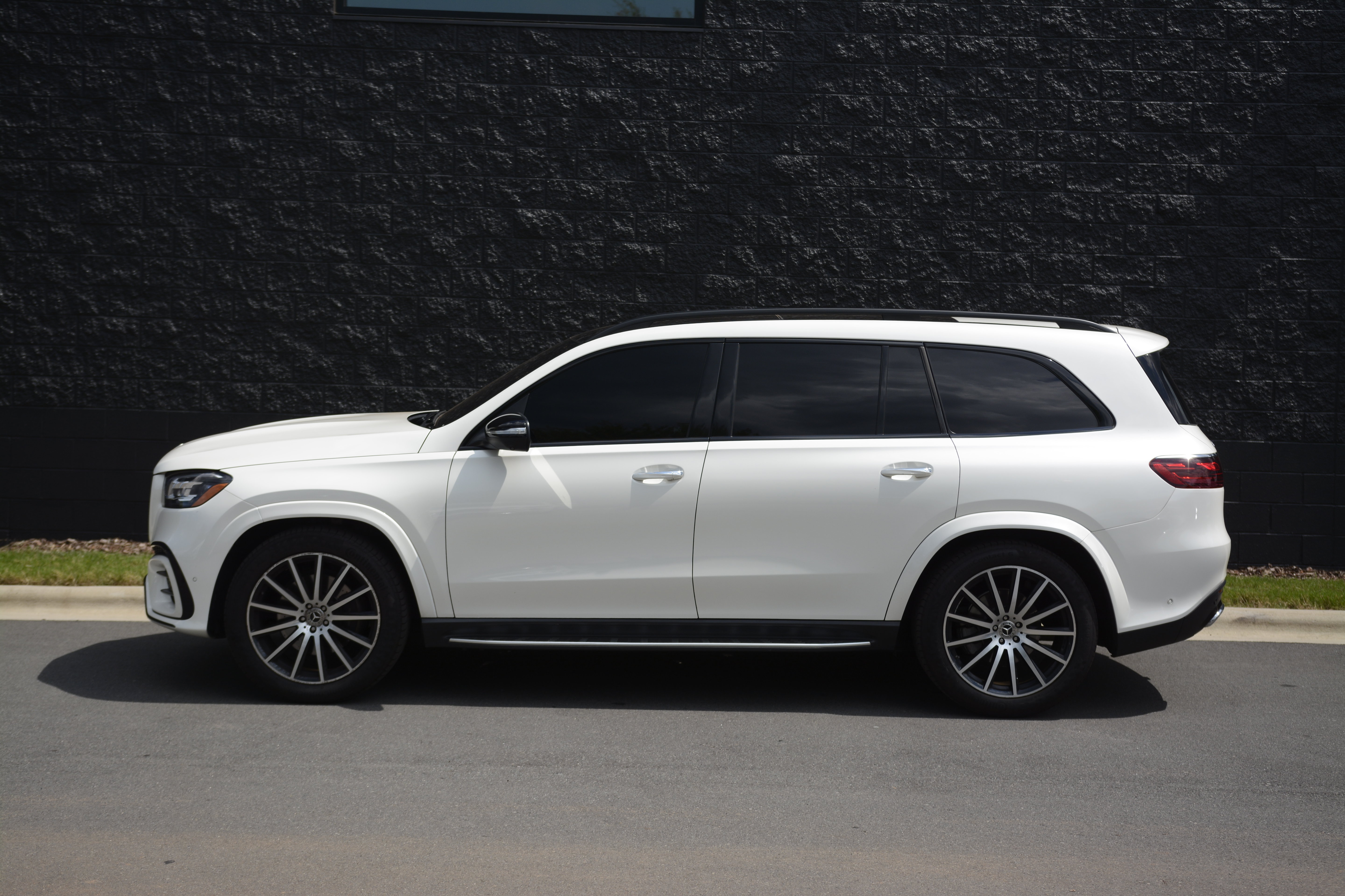 Used 2024 Mercedes-Benz GLS 450 4MATIC image 2