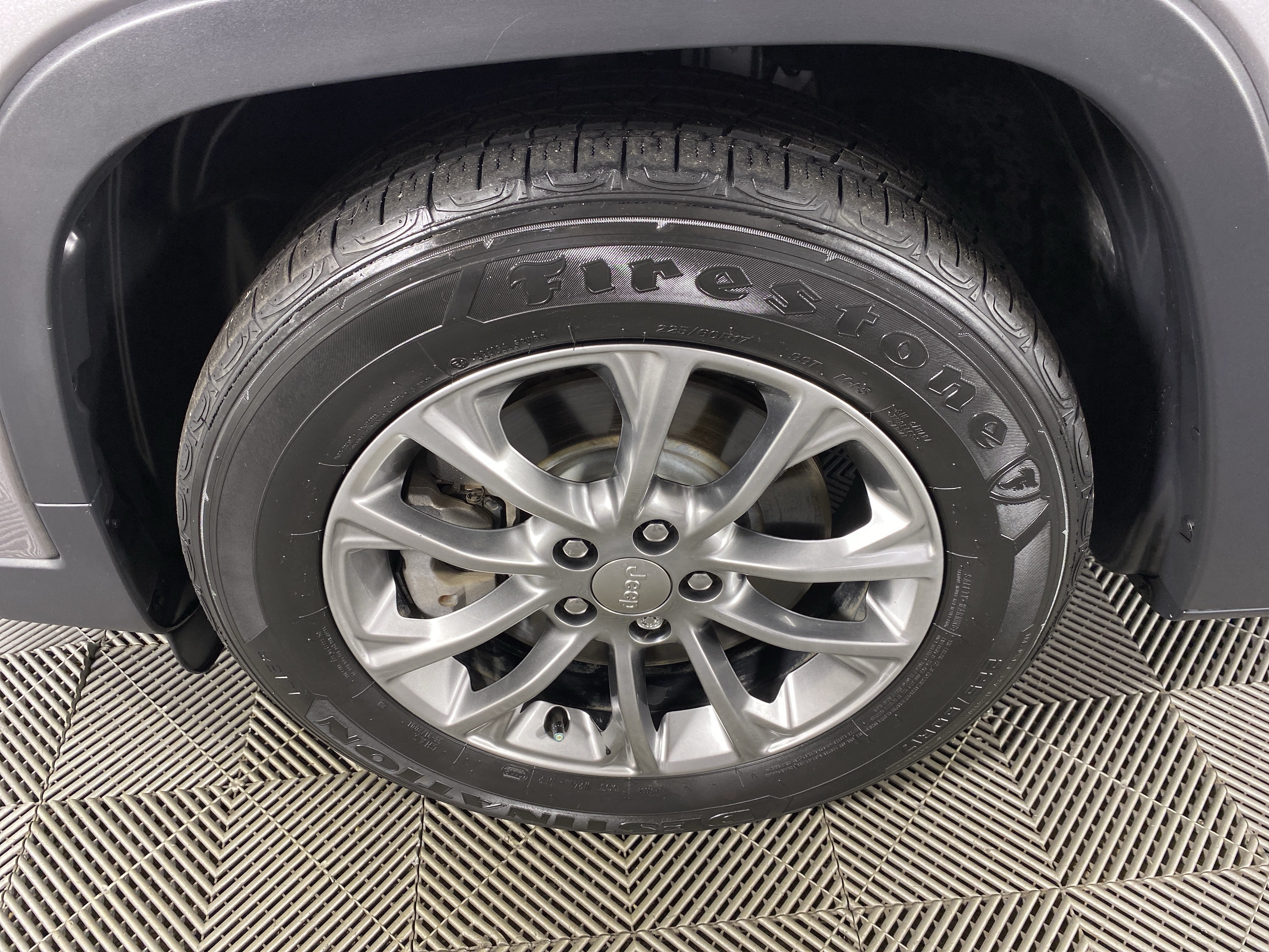 Used 2019 Jeep Cherokee Latitude Plus FWD image 12
