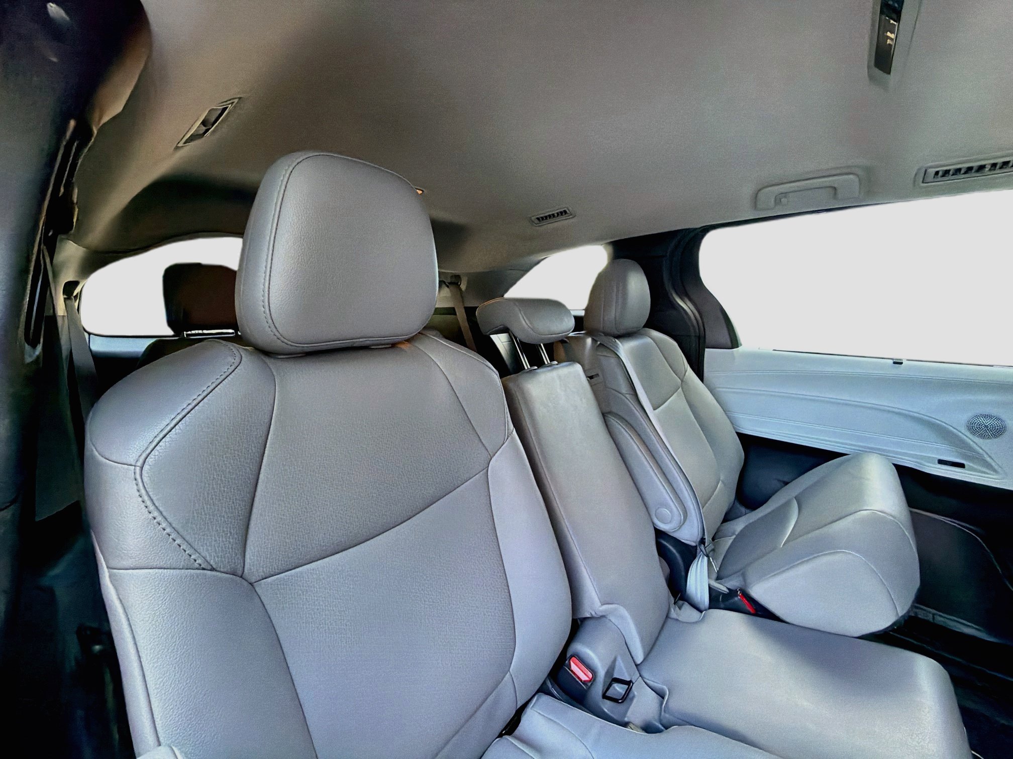 Used 2025 Toyota Sienna XLE FWD image 26