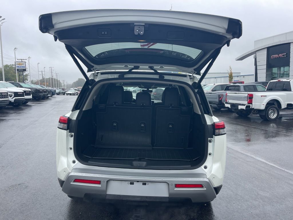 Used 2024 Nissan Pathfinder Platinum w/ Black Appearance Package image 34