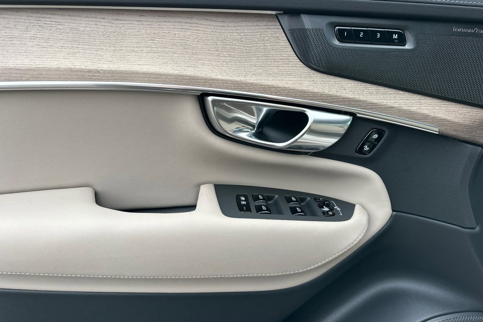 New 2026 Volvo XC90 T8 Plus w/ Protection Package Premier image 10