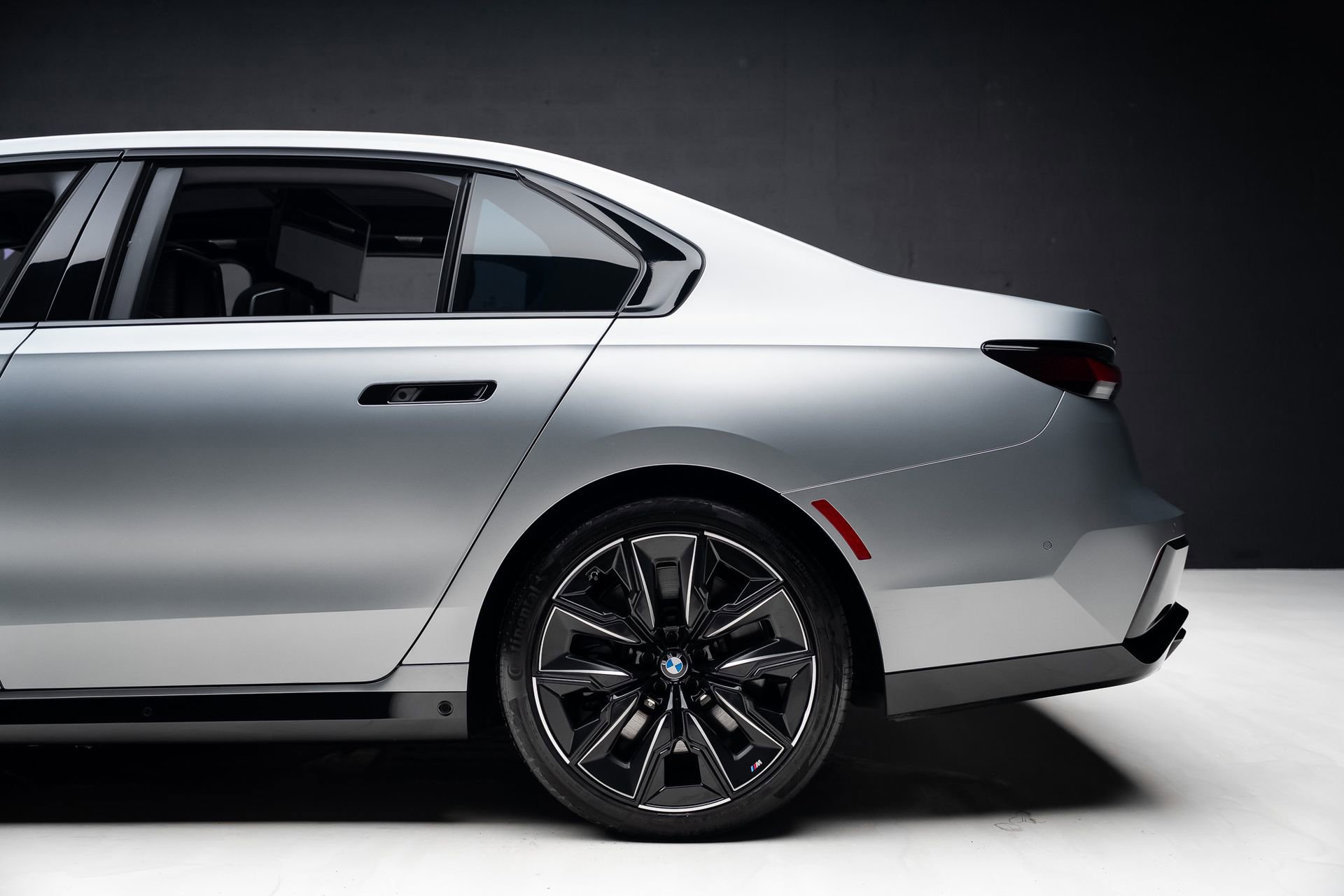 Used 2023 BMW 760i xDrive w/ Executive Package image 21