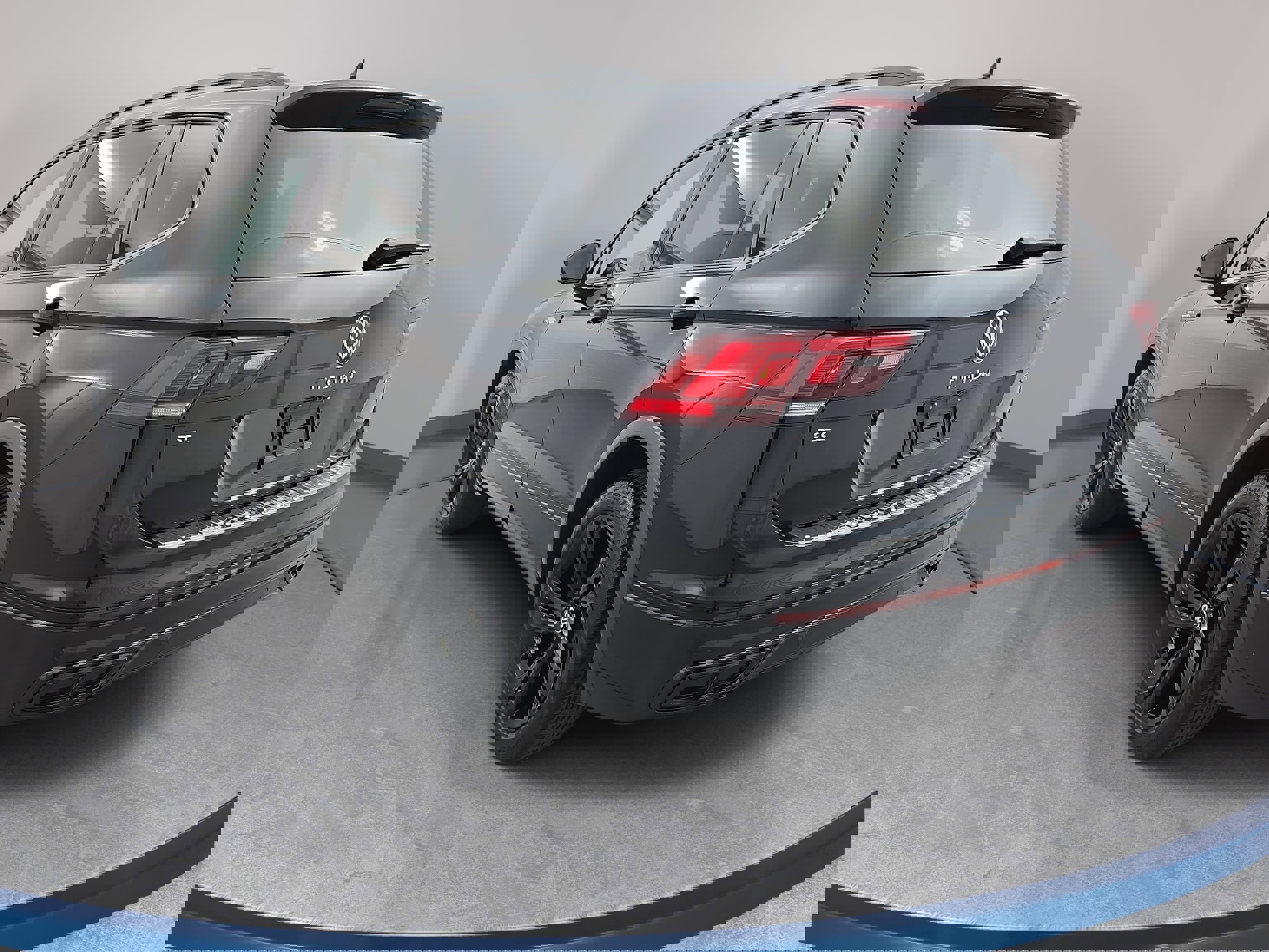 Certified 2024 Volkswagen Tiguan SE R-Line image 7