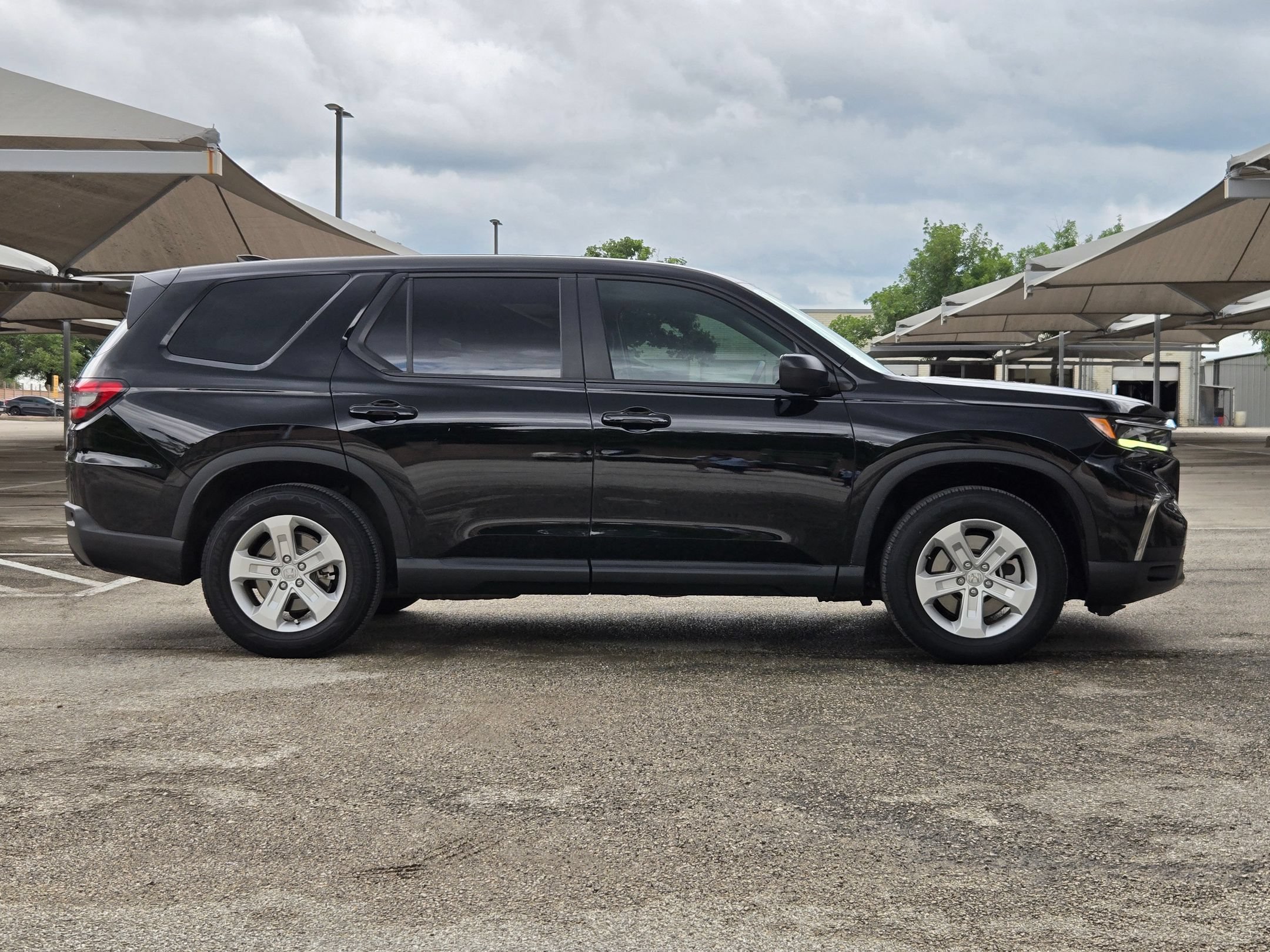 Used 2023 Honda Pilot LX image 3