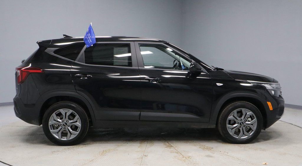 Used 2025 Kia Seltos LX image 11