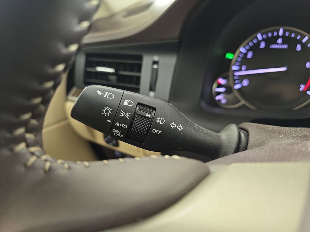 Used 2016 Lexus ES 350 w/ Luxury Package w/Wood Trim image 28