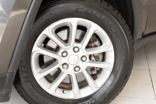 Used 2021 Jeep Grand Cherokee Laredo RWD image 2