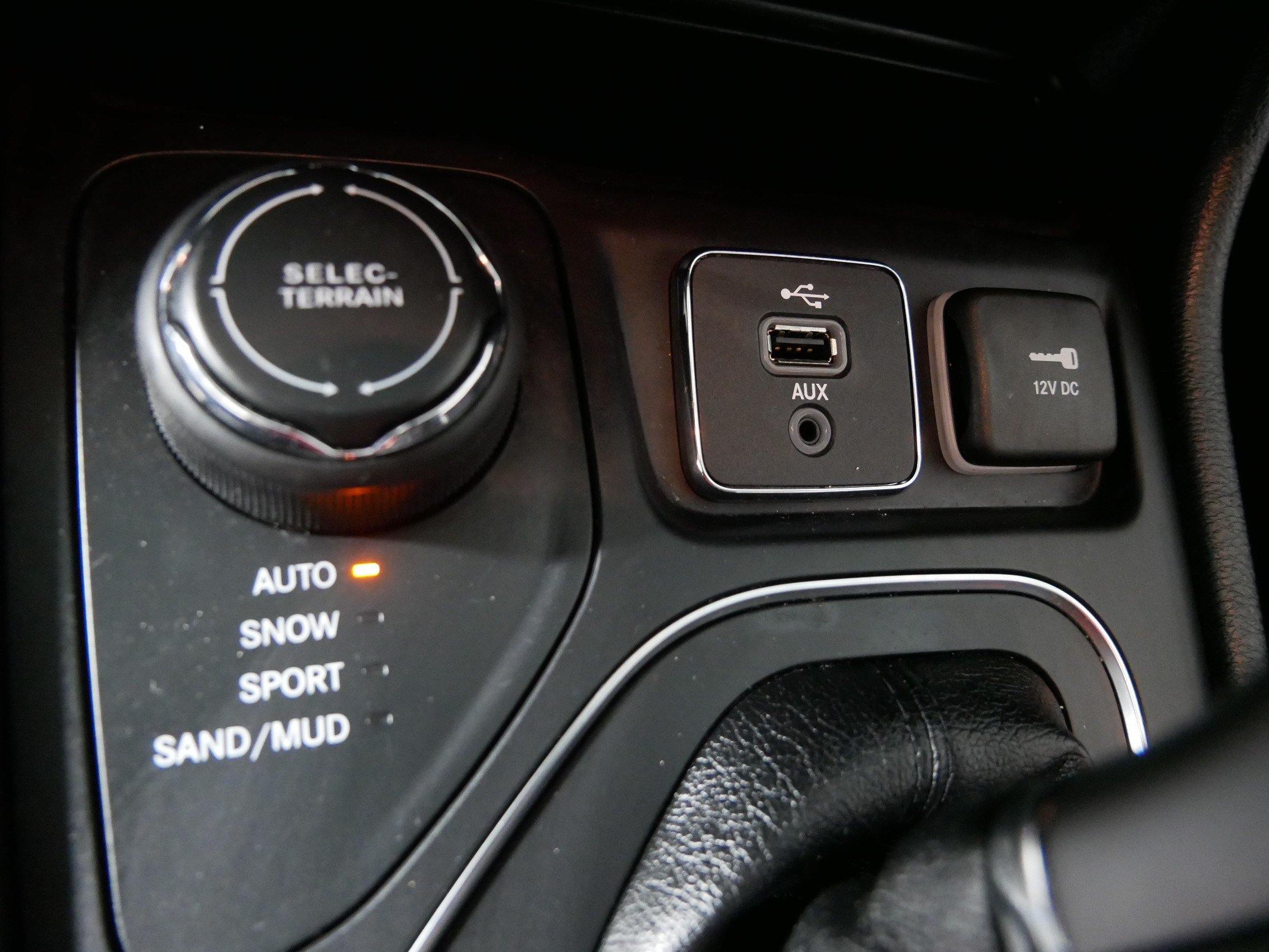 Used 2019 Jeep Cherokee Latitude w/ Cold Weather Group AWD/4WD image 29