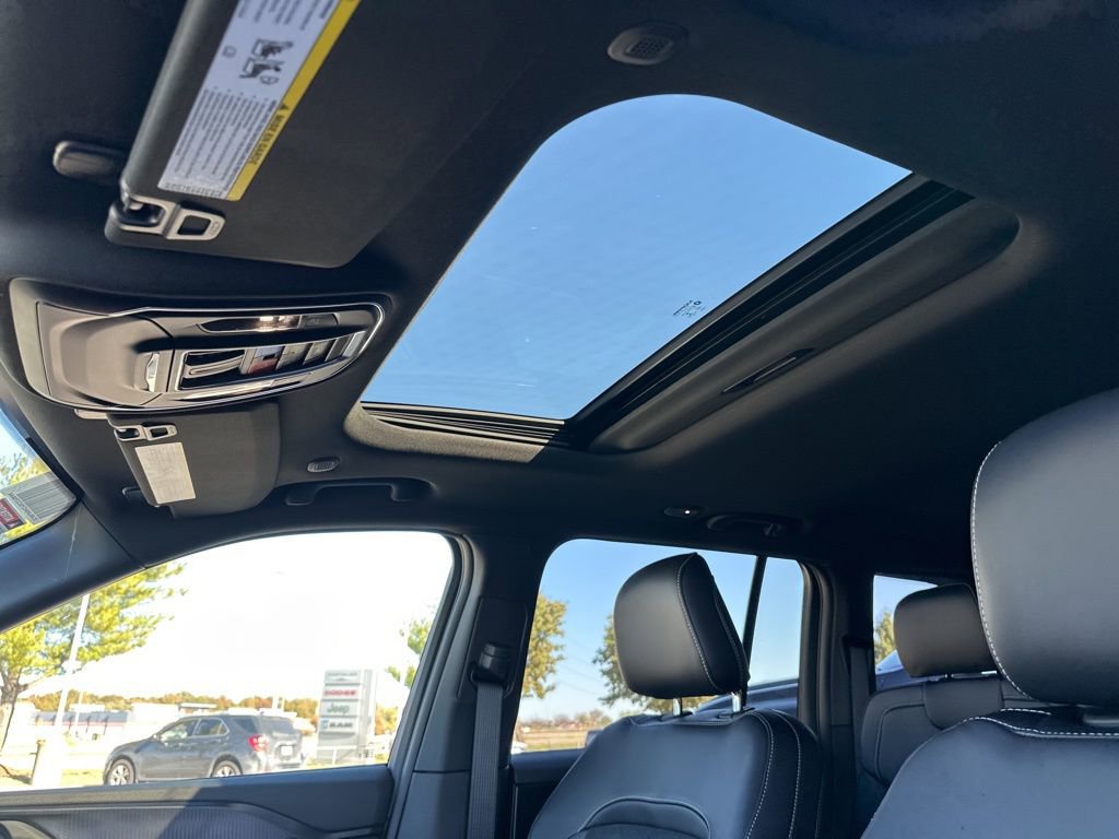 New 2025 Jeep Grand Cherokee Altitude AWD/4WD image 2