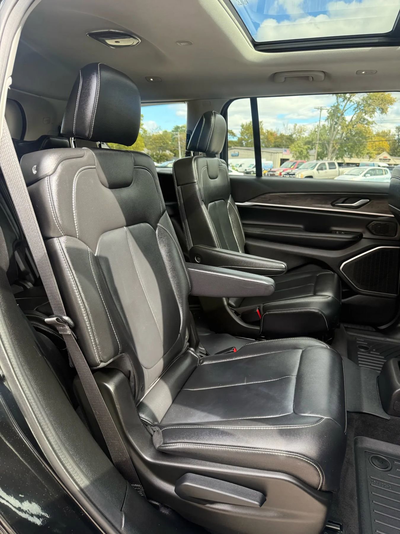 Used 2022 Jeep Grand Cherokee L Limited w/ Black Appearance Package image 12