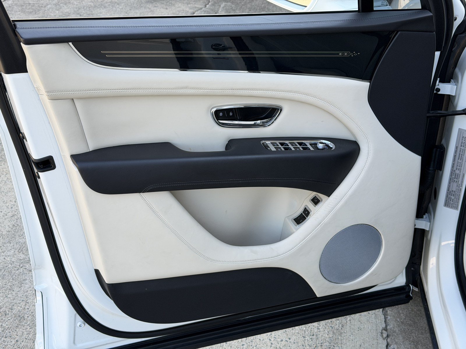 Certified 2023 Bentley Bentayga Extended Wheelbase AWD/4WD image 13