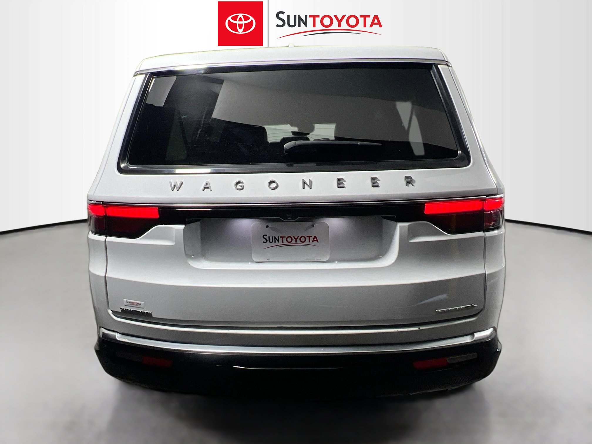 Used 2023 Jeep Wagoneer L Series II image 5