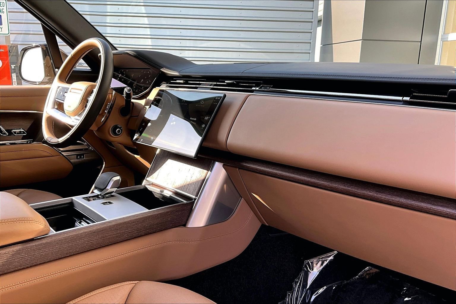 Used 2025 Land Rover Range Rover Long Wheelbase SE image 15