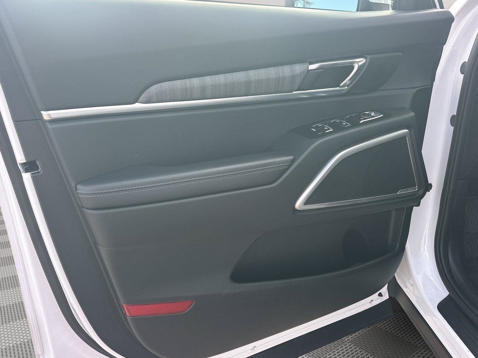 Used 2024 Kia Telluride EX w/ EX Captain's Chair Package FWD image 23