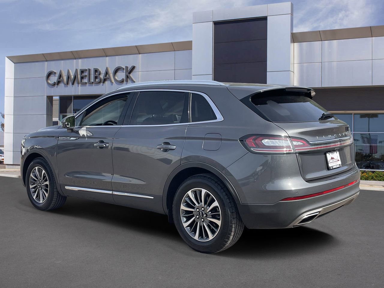 Used 2022 Lincoln Nautilus FWD w/ Premium Package image 4