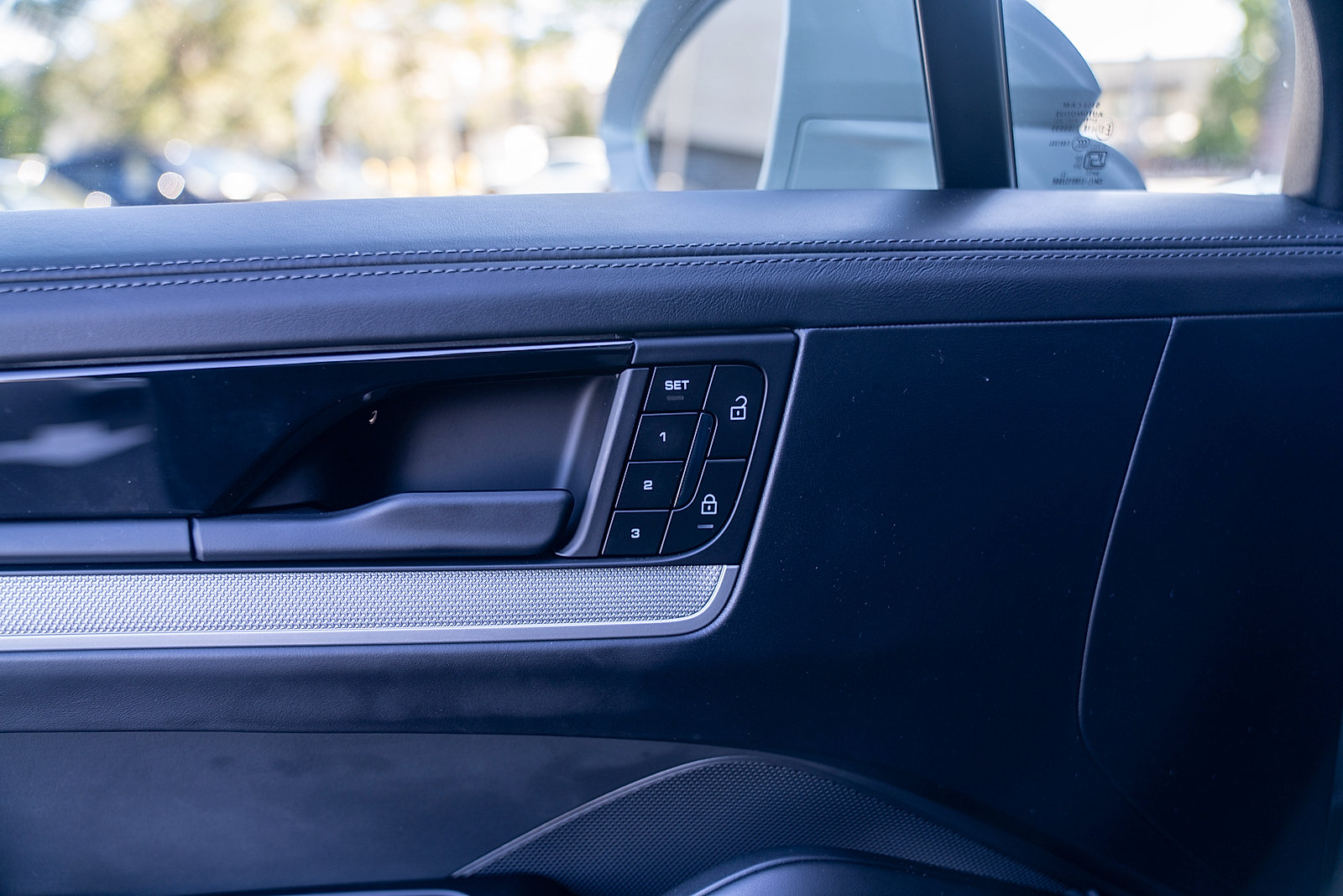 Certified 2025 Porsche Cayenne E-Hybrid AWD/4WD image 18