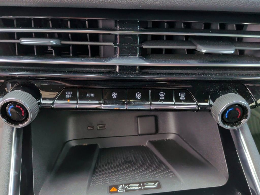 Used 2025 Chevrolet Traverse LT w/ Driver Confidence Package image 28