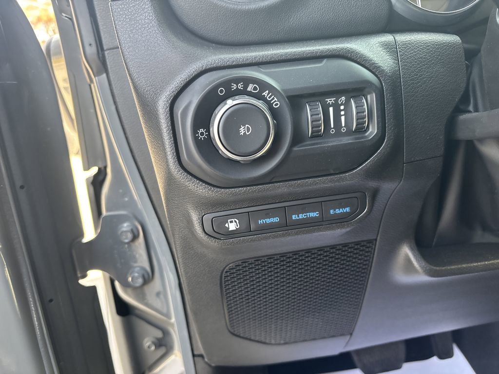 Used 2022 Jeep Wrangler Unlimited Sahara w/ Cold Weather Group image 19