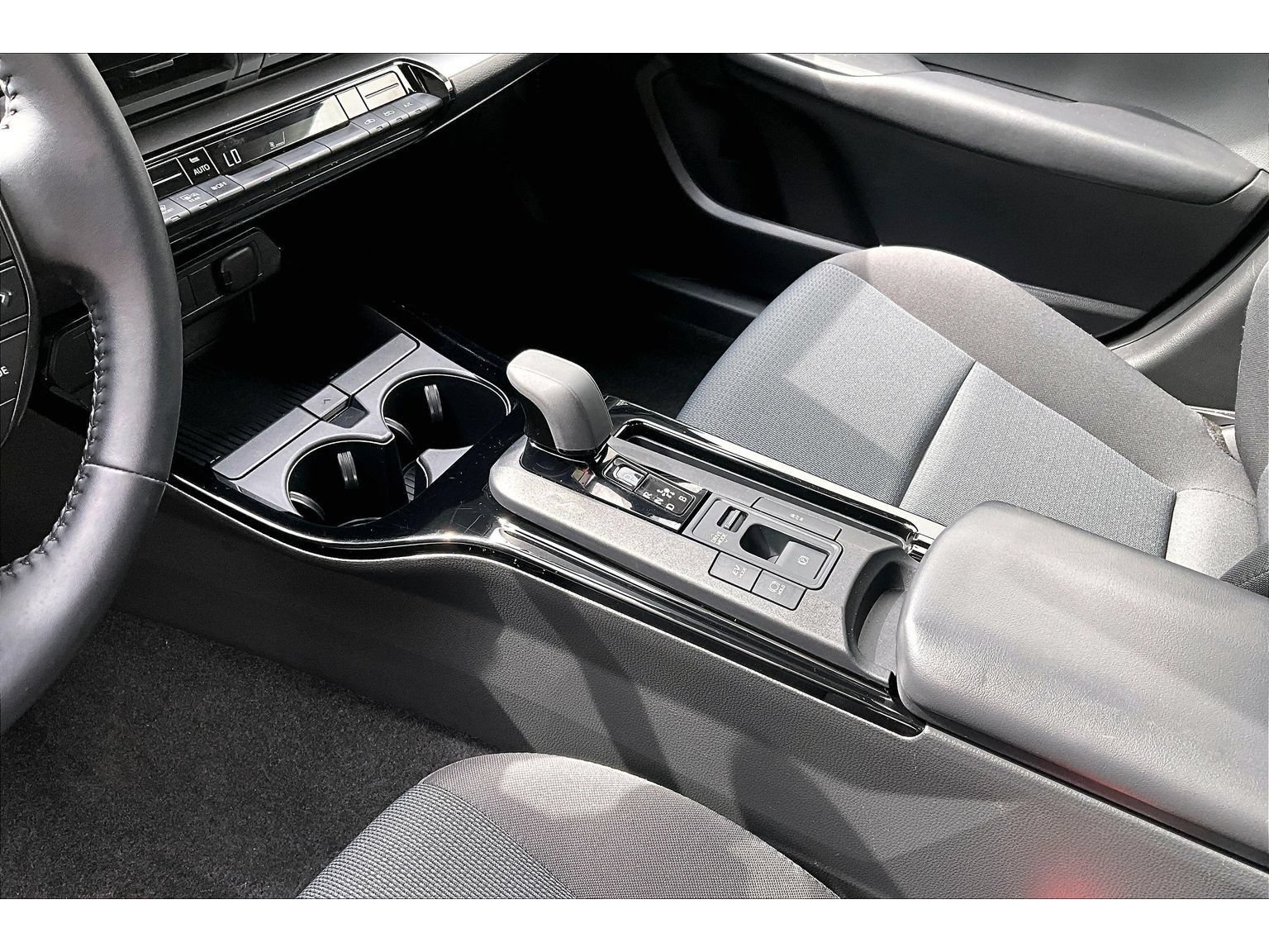 Used 2025 Toyota Prius LE FWD image 17