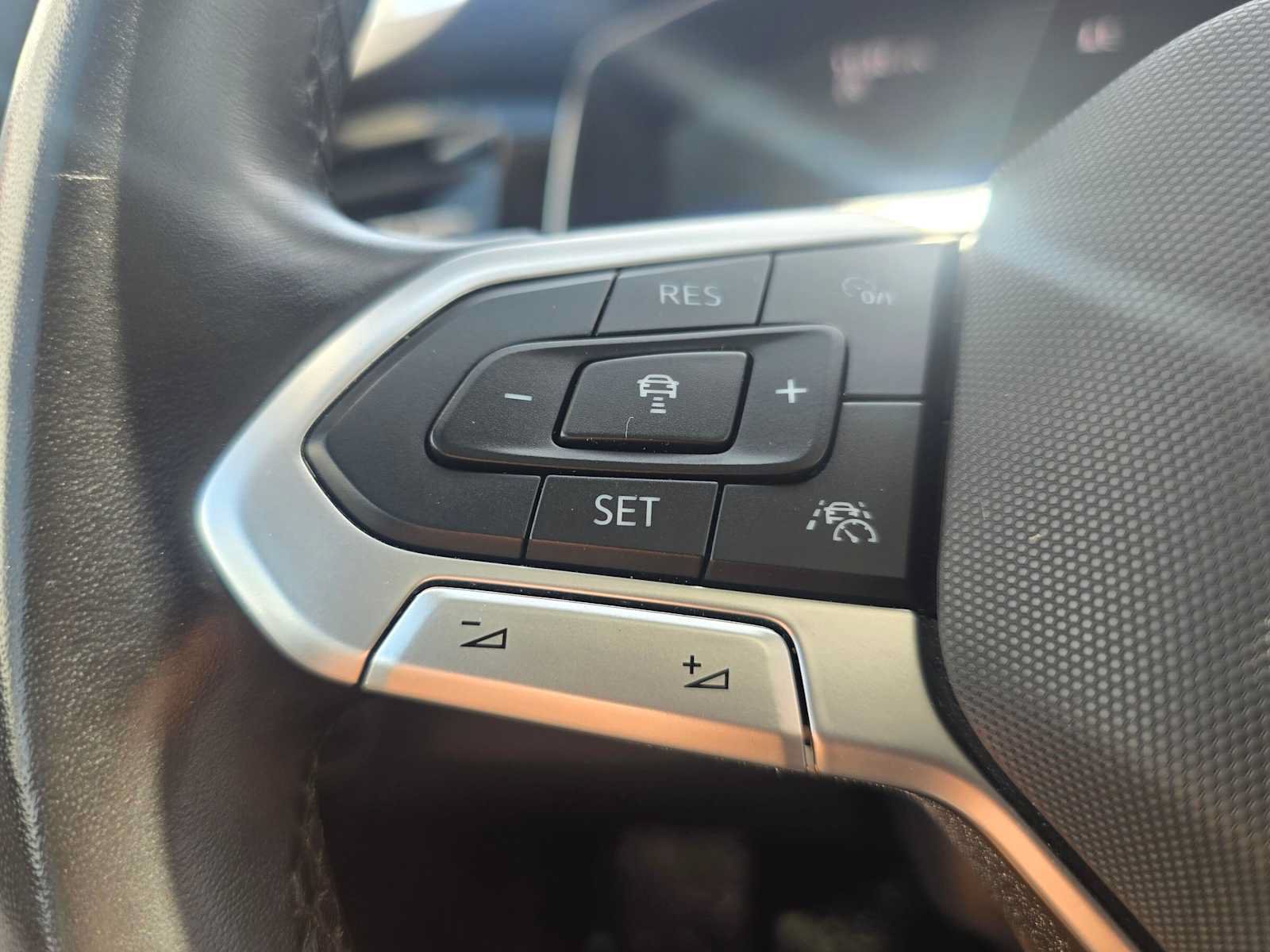 Used 2025 Volkswagen Jetta SE FWD image 31
