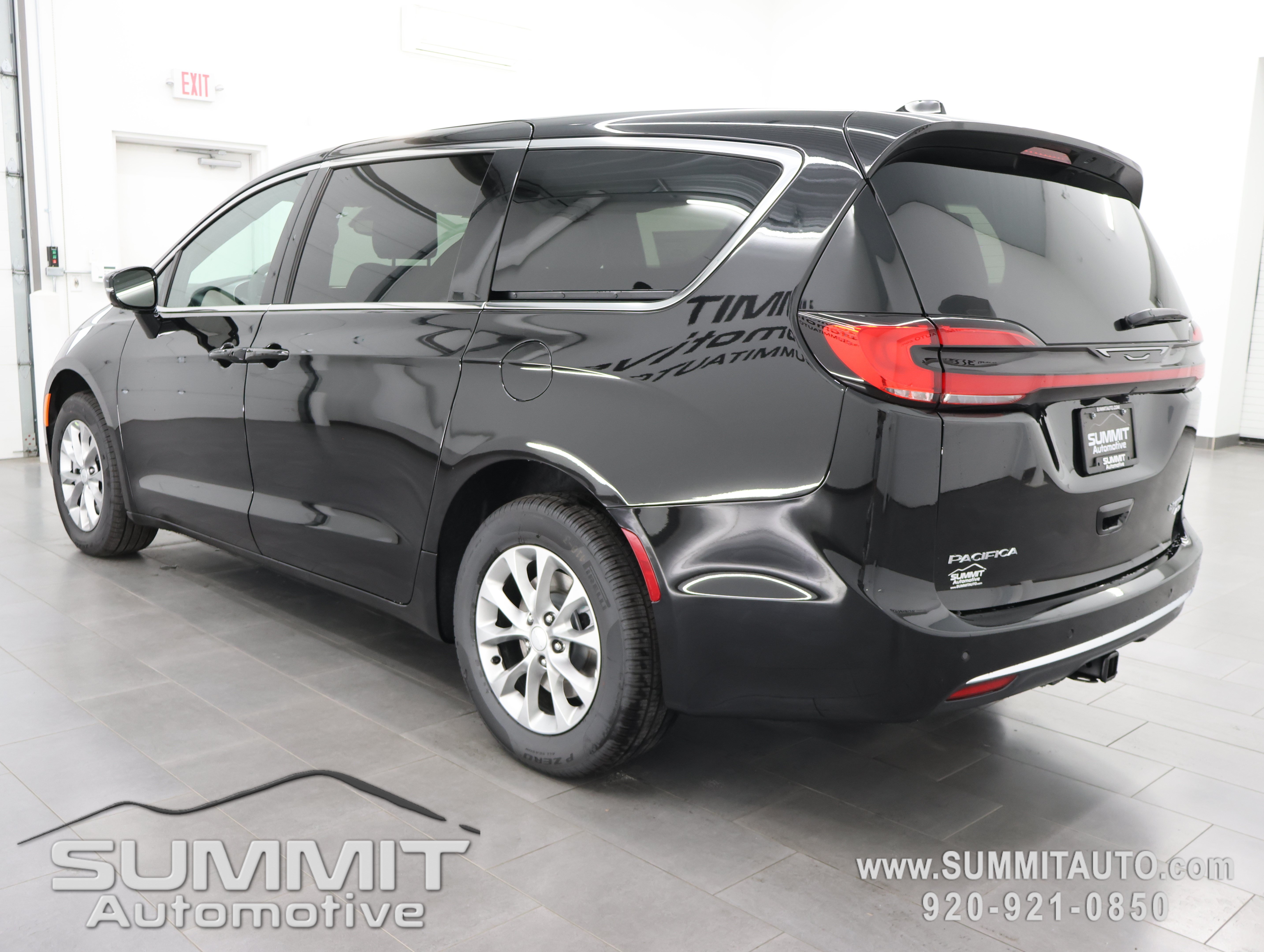 New 2027 Chrysler Pacifica Limited AWD/4WD image 6