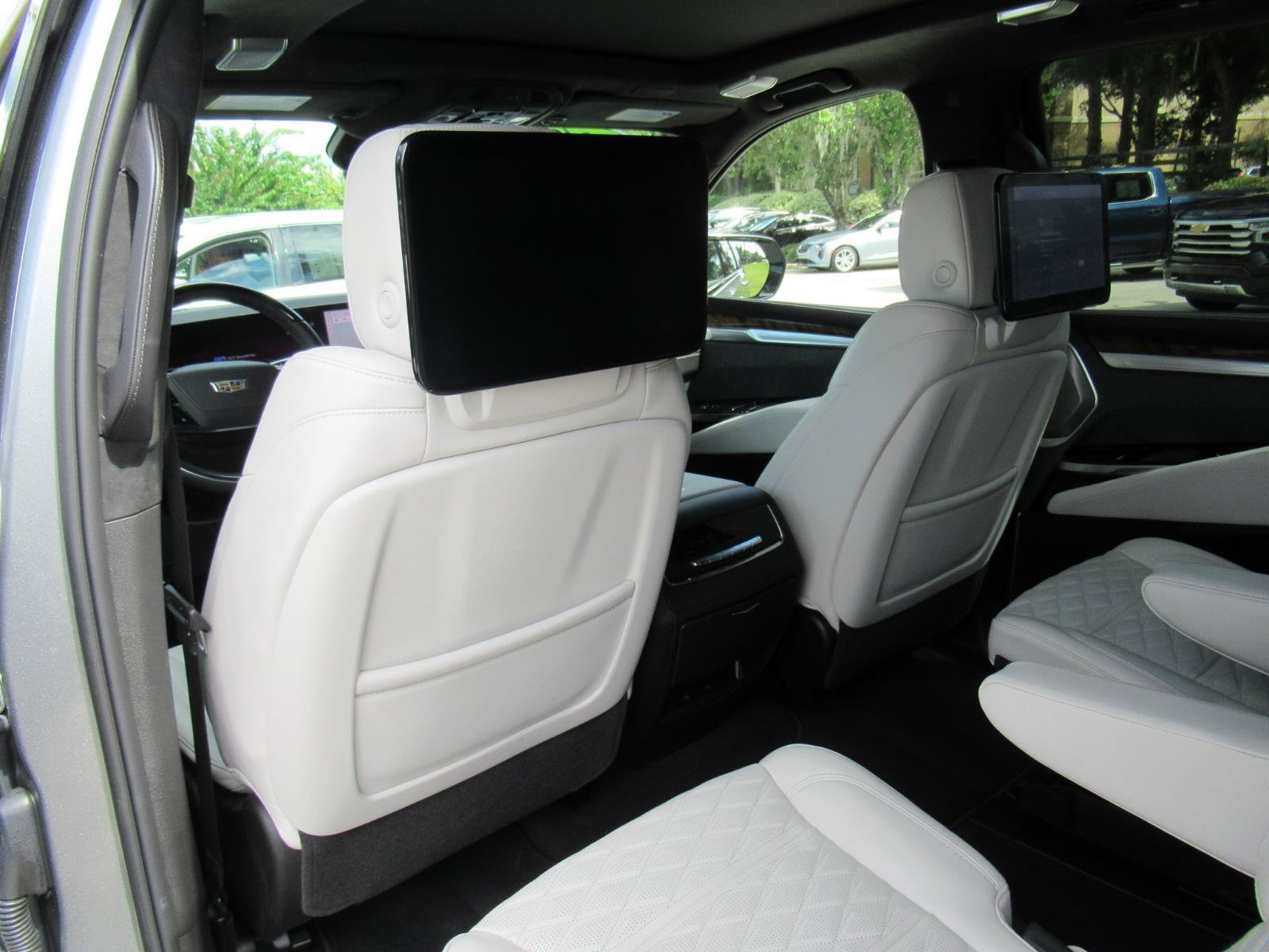 Certified 2026 Cadillac Escalade ESV Platinum Sport w/ LPO, ONYX Package AWD/4WD image 18