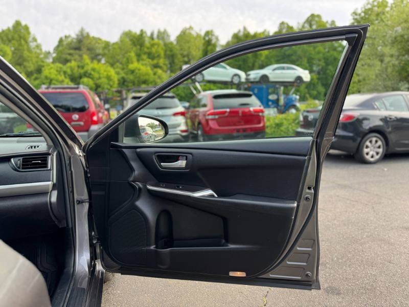 Used 2017 Toyota Camry SE FWD image 13