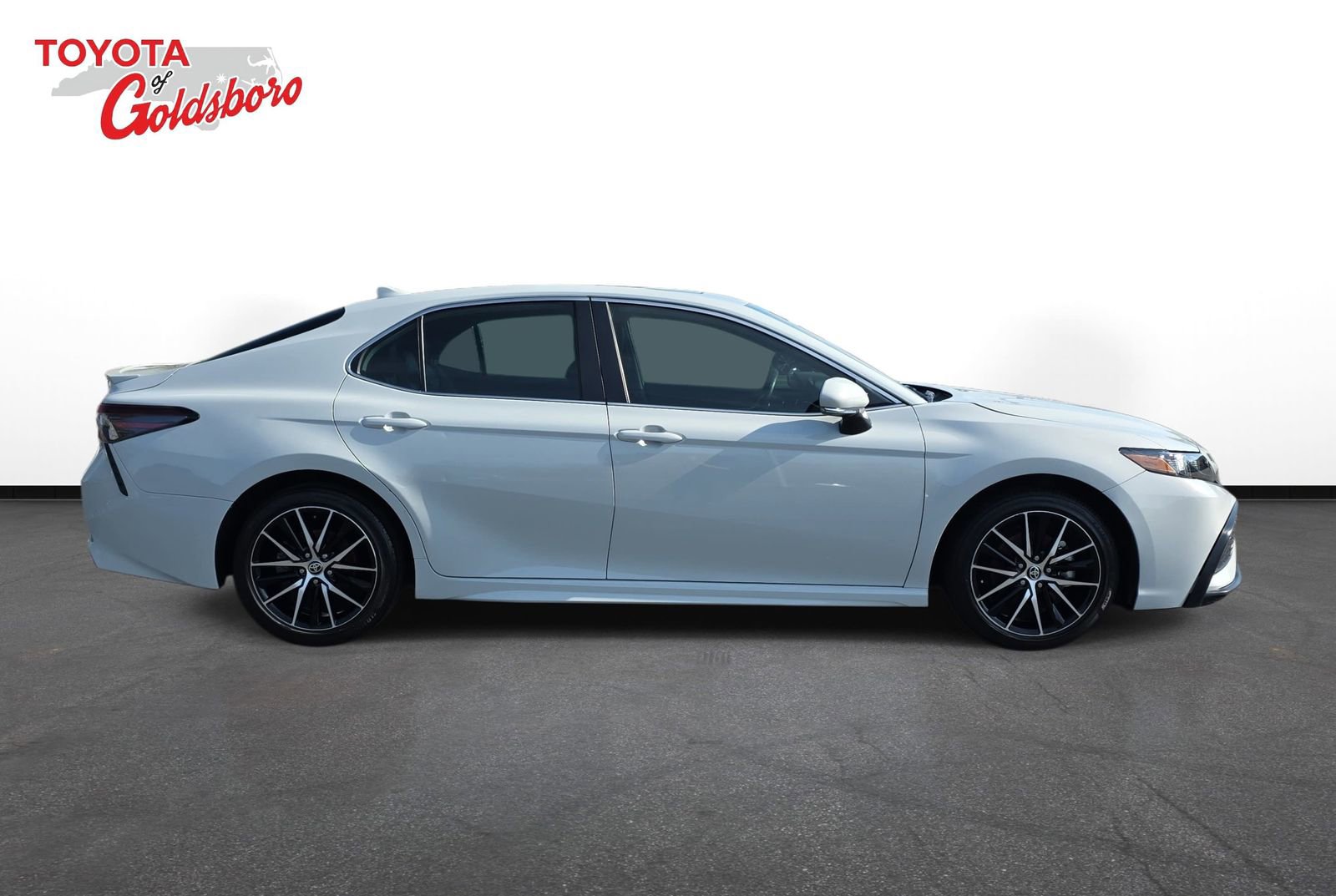 Used 2024 Toyota Camry SE w/ Convenience Package image 4