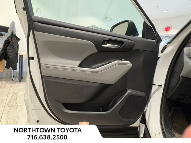 Used 2023 Toyota Highlander XLE image 17