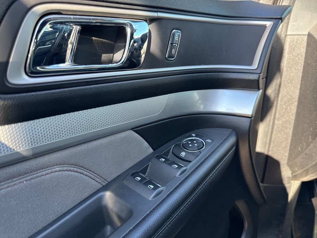 Used 2017 Ford Explorer XLT w/ Equipment Group 202A image 8