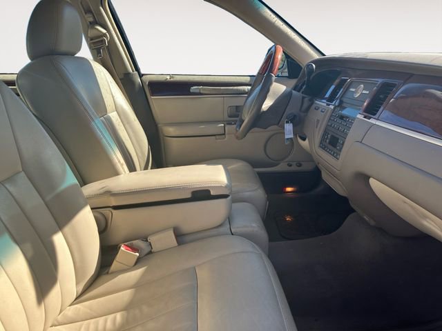 Used 2003 Lincoln Town Car Signature image 15