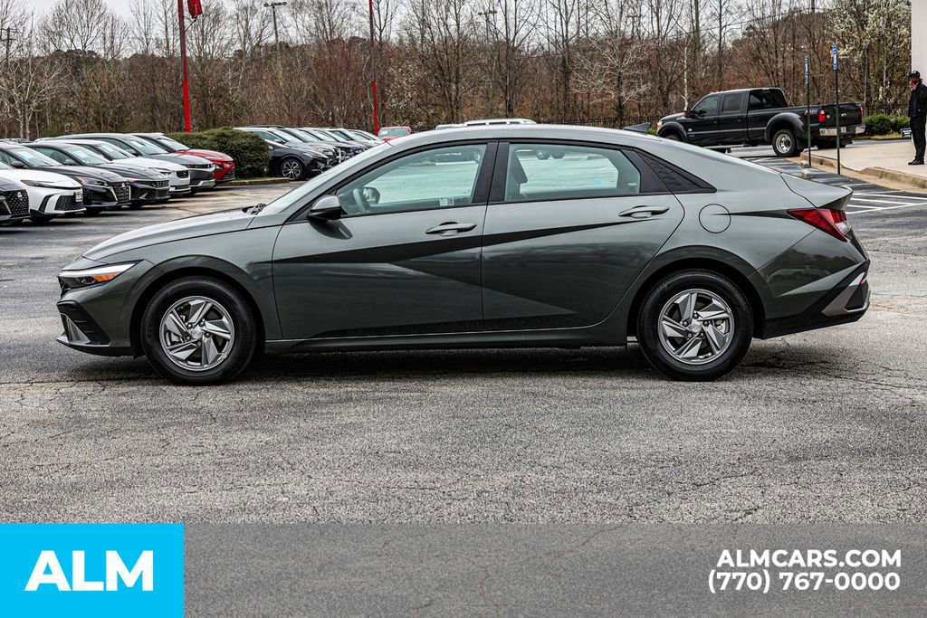 Used 2025 Hyundai Elantra SE FWD image 9