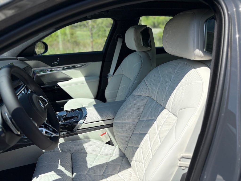 Used 2025 BMW 760i xDrive w/ Luxury Rear Seating Package image 13