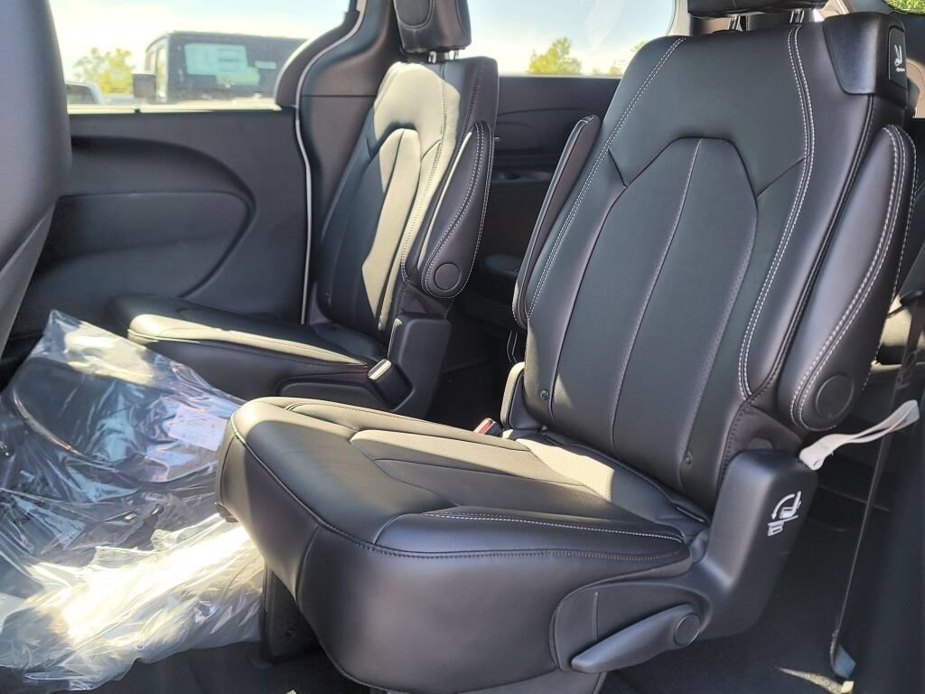 New 2027 Chrysler Pacifica Select w/ Family Tech Group AWD/4WD image 22