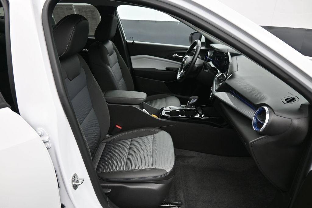 Used 2025 Chevrolet Trax LT w/ LT Convenience Package FWD image 24