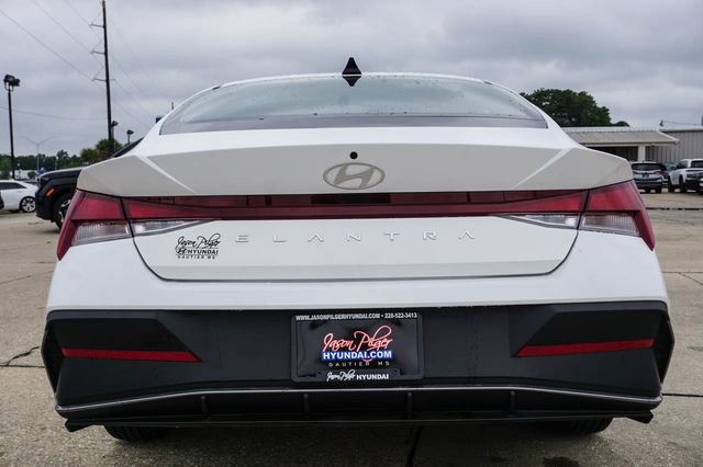 Used 2025 Hyundai Elantra SE FWD image 6